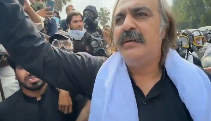 PTI activists clash with CM Gandapur over D-Chowk standoff