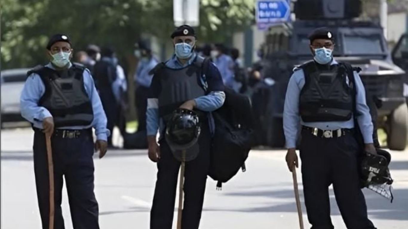 Police officials block all roads linking to Adiala Jail amid PTI power rally