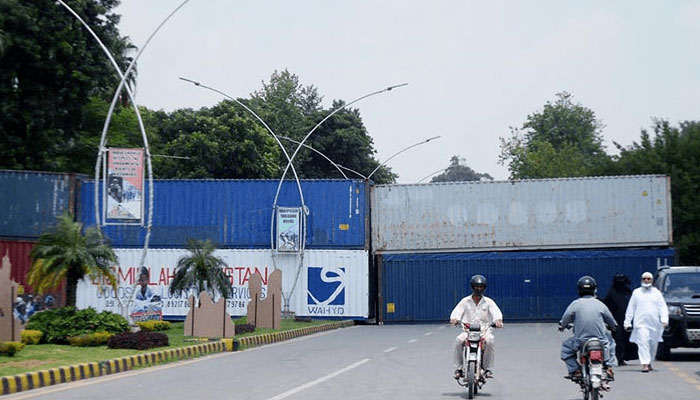 Islamabad administration installs containers again at D-Chowk & Blue Area