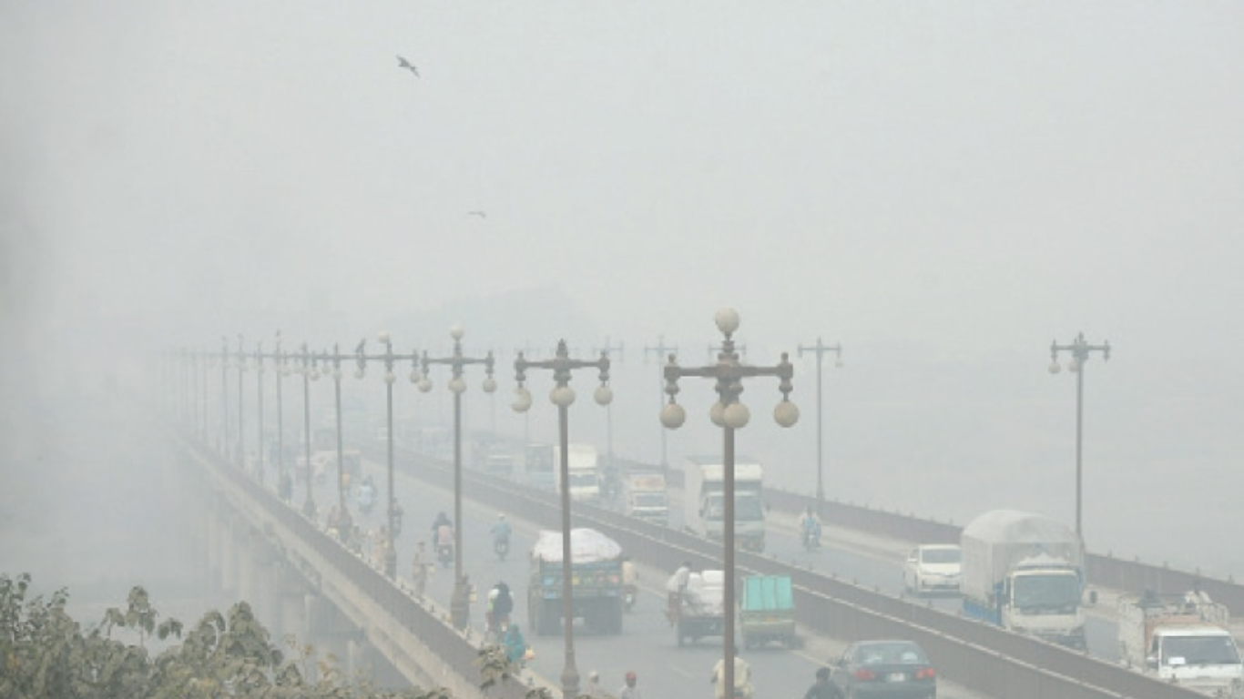 Lahore tops the air pollution charts once again