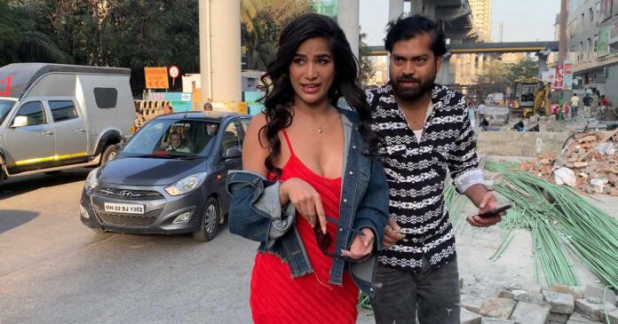 Model Poonam Pandey makes headlines because of the fan's mismanagement

