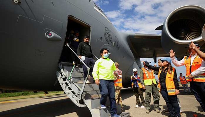 US officials use military planes to send illegal immigrants back to their countries

